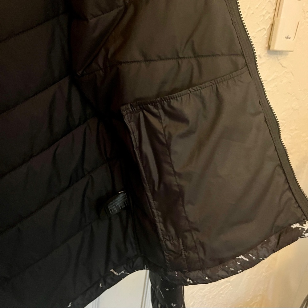 The North Face Women's Black and White Patterned Puffer Jacket - Picture 9 of 10